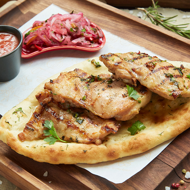 Шашлык из куриного бедра с томатным соусом